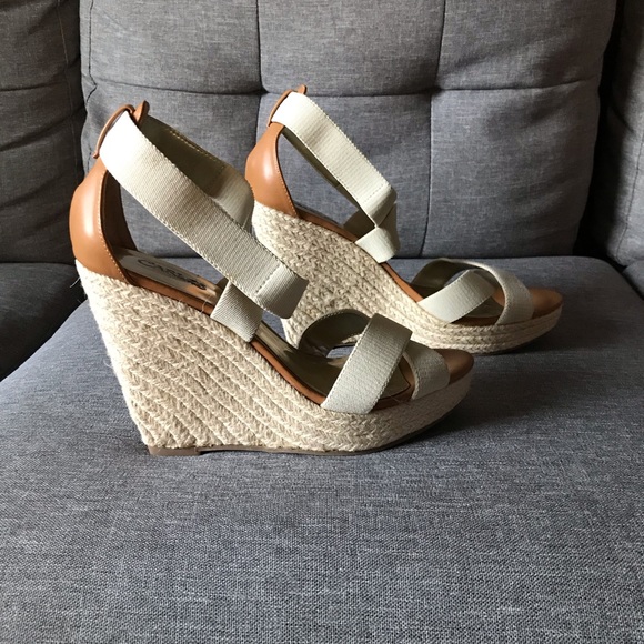 Carlos Santana Sandals color cream. - Picture 2 of 7